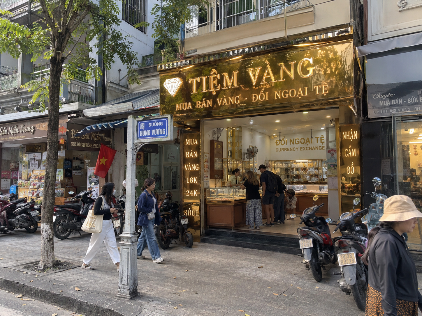 Gold shop near Han Market in Da Nang for currency exchange