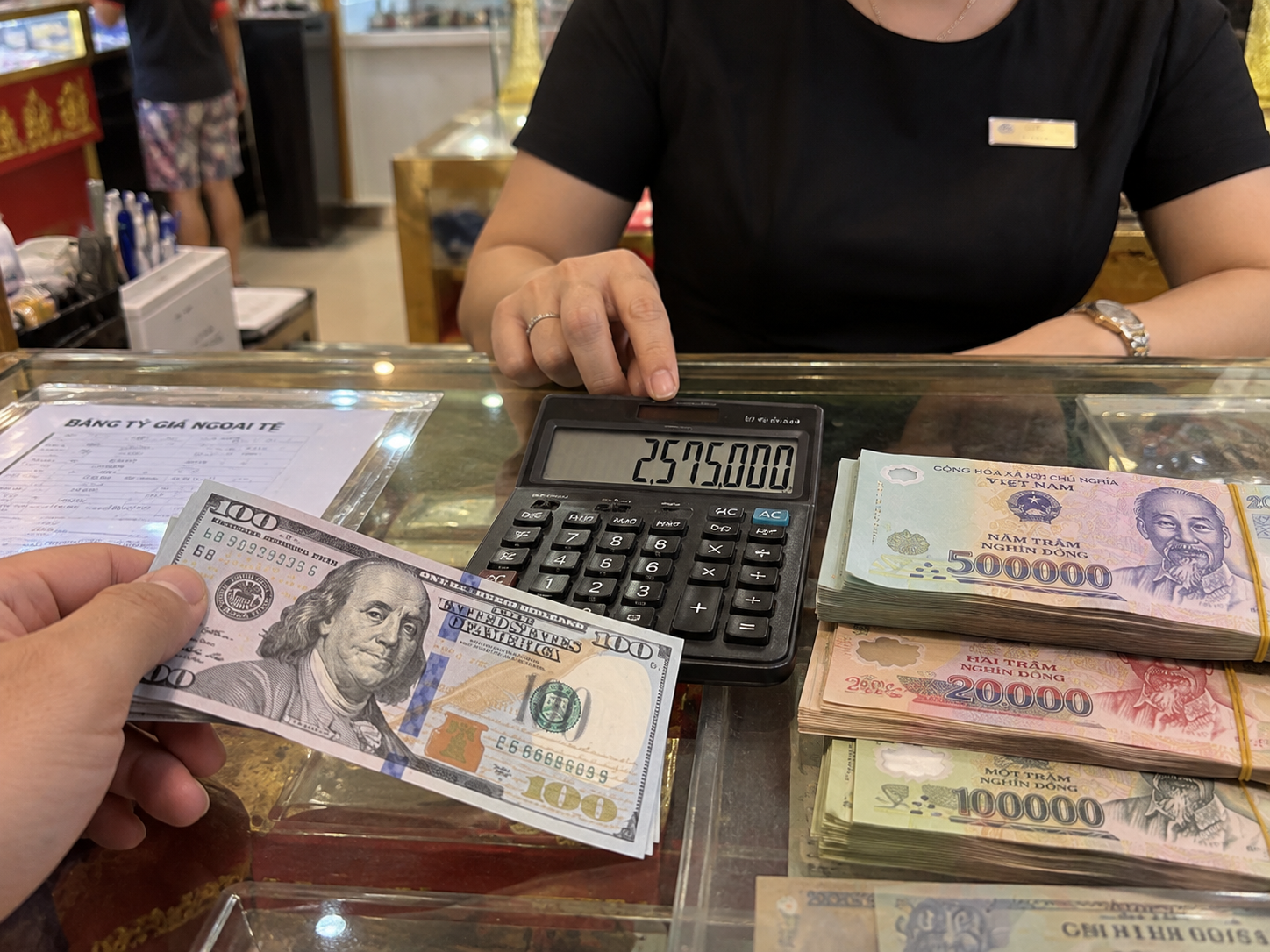 USD 100 to 2575000 VND exchange rate example in Da Nang