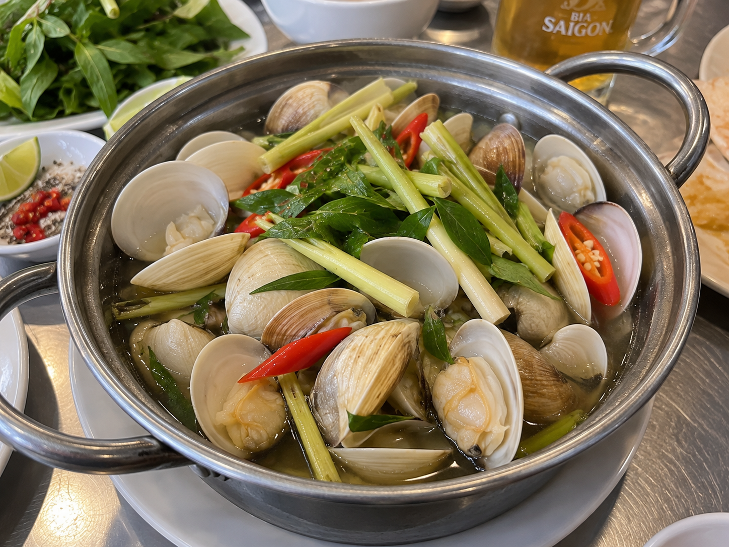 Nghêu hấp sả Vietnamese clams steamed with lemongrass